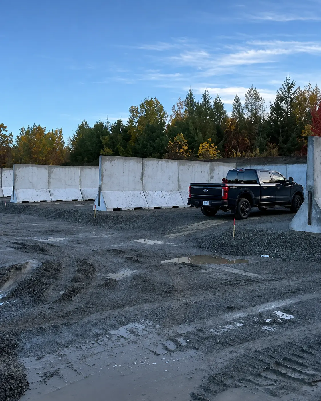 Murs de blocs de béton préfabriqués installés sur un site