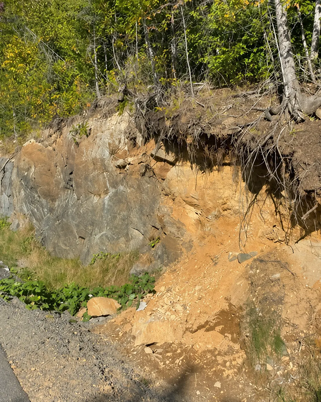 Talus érodé en bordure de route avant intervention