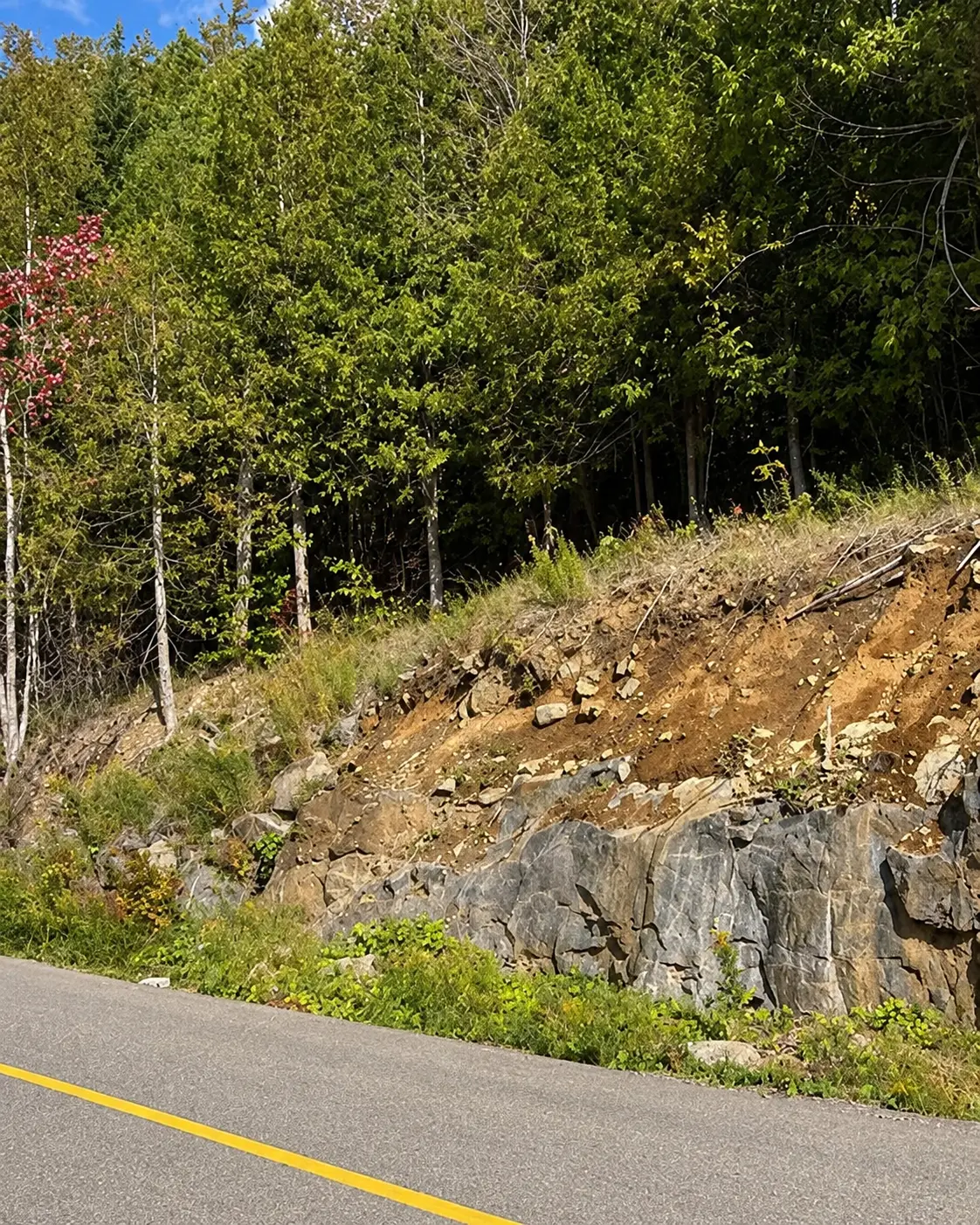 Talus rocheux en bordure d’une route