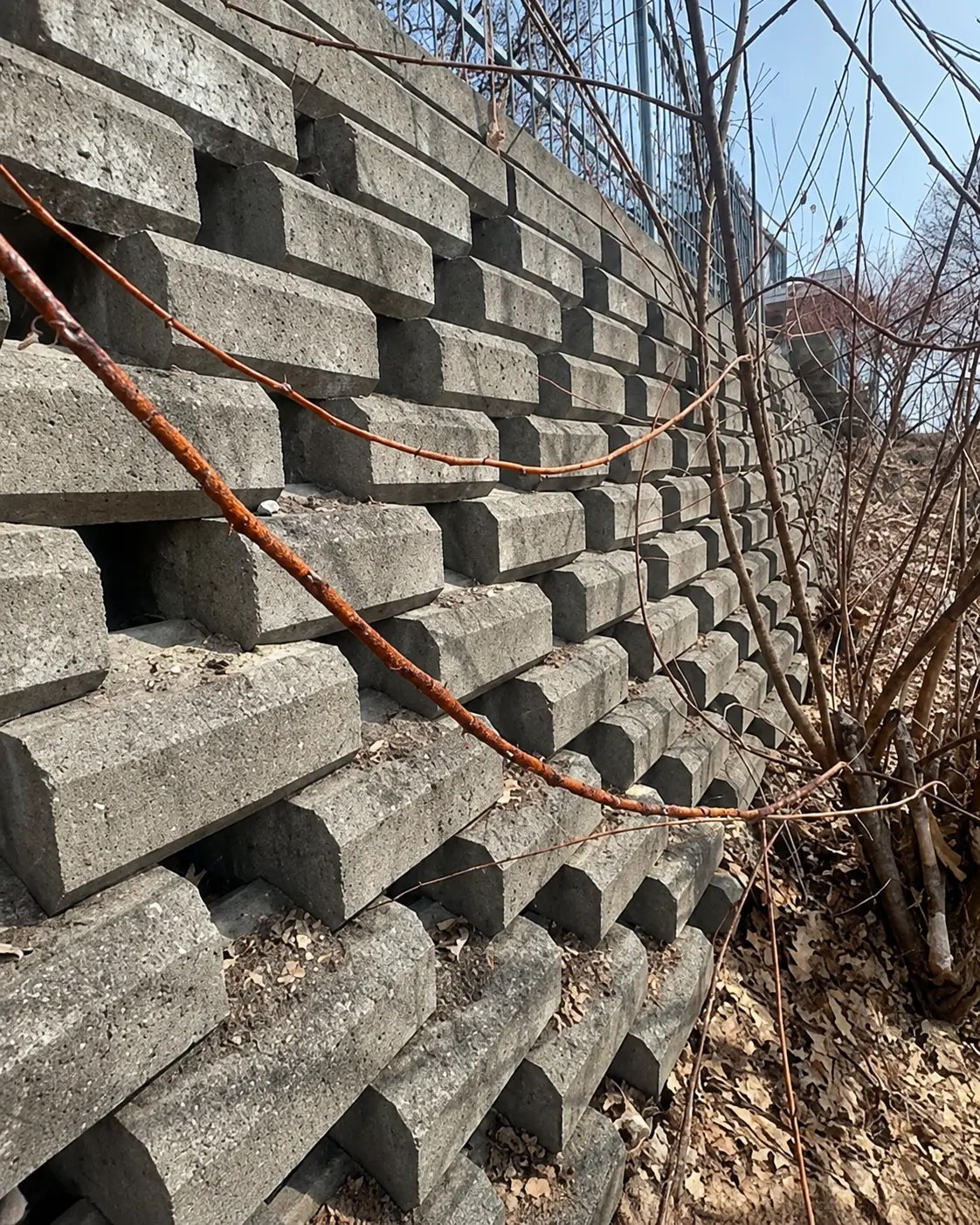 Mur de soutènement en blocs de béton empilés