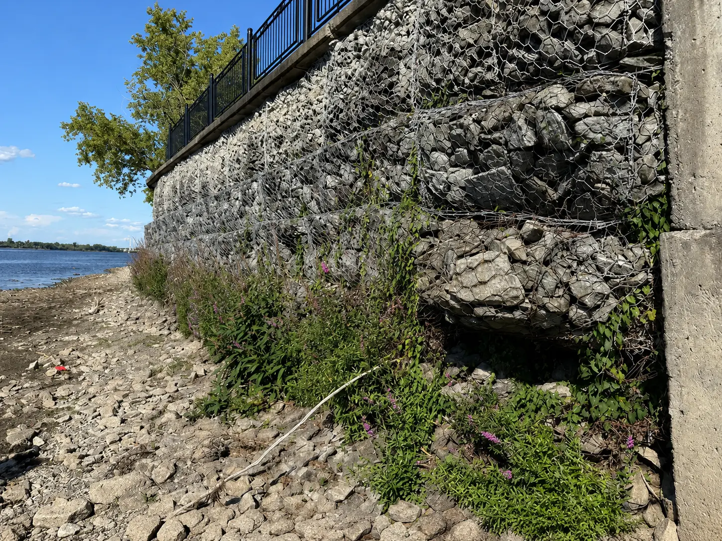 Mur de gabions en bordure d’un cours d’eau